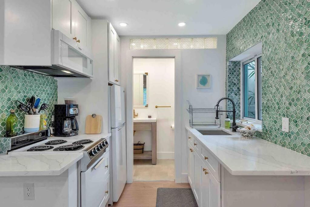 Charming Studio W Pool One Mile To Beach Pets Welcome Lake Worth Beach Eksteriør bilde