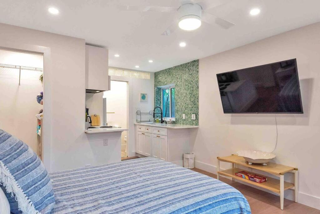 Charming Studio W Pool One Mile To Beach Pets Welcome Lake Worth Beach Eksteriør bilde