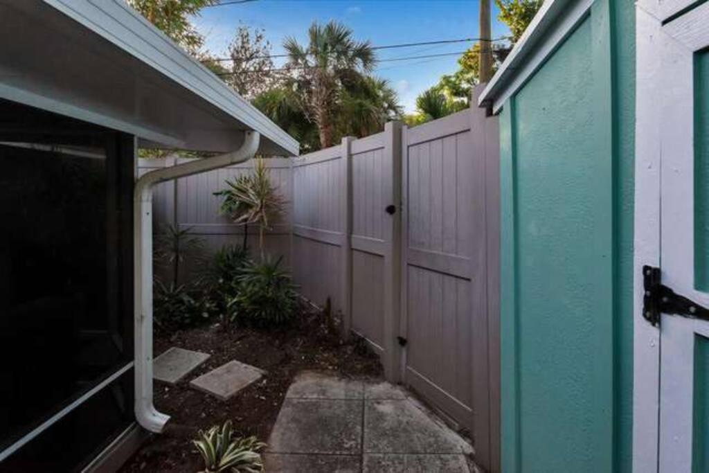 Charming Studio W Pool One Mile To Beach Pets Welcome Lake Worth Beach Eksteriør bilde
